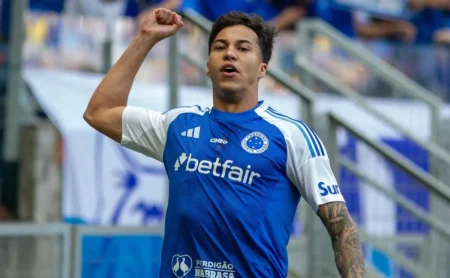 "Kaio Jorge eleva nível no Cruzeiro e custa cerca de 30 milhões de euros, afirma Nicola"