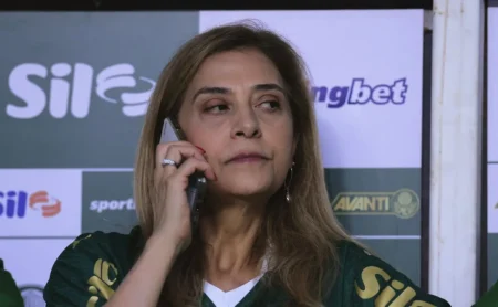 Leila Pereira recebe ligações por conta da venda de Flaco López e decide sobre a permanência do argentino no Palmeiras.