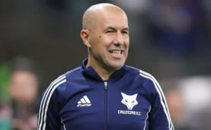 Leonardo Jardim critica arbitragem após derrota do Cruzeiro para o Santos no Mineirão