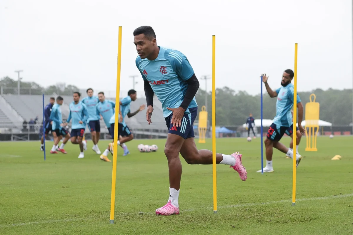 Lesões Interrompem Sequência de Alex Sandro no Flamengo em 2025; Veja Histórico