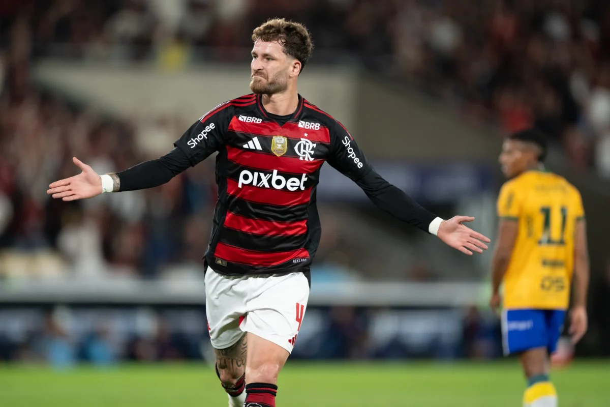 Léo Pereira é um dos jogadores do Flamengo incluído na pré-lista de Ancelotti para a Seleção