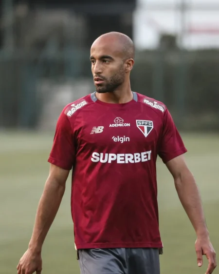 Lucas, do São Paulo, Retira Fibrose no Joelho e Mantém Prazo para Voltar a Jogar.