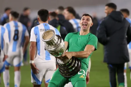 Manchester United chega a um acordo com Dibu Martínez e negocia com Aston Villa para a contratação do goleiro argentino.