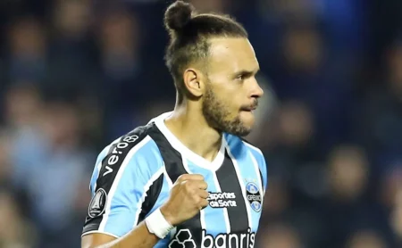 Mano e Braithwaite chegaram a um acordo no Grêmio e cartão forçado foi usado para poupar o atacante no estádio.