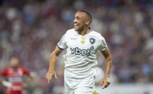 Marçal demonstra inspiração em Cuesta, ex-Botafogo, após dois dos gols marcados contra o Fortaleza