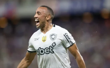 Marçal tem chance de se estabelecer na lateral do Botafogo em confronto contra o Bragantino no Campeonato Brasileiro