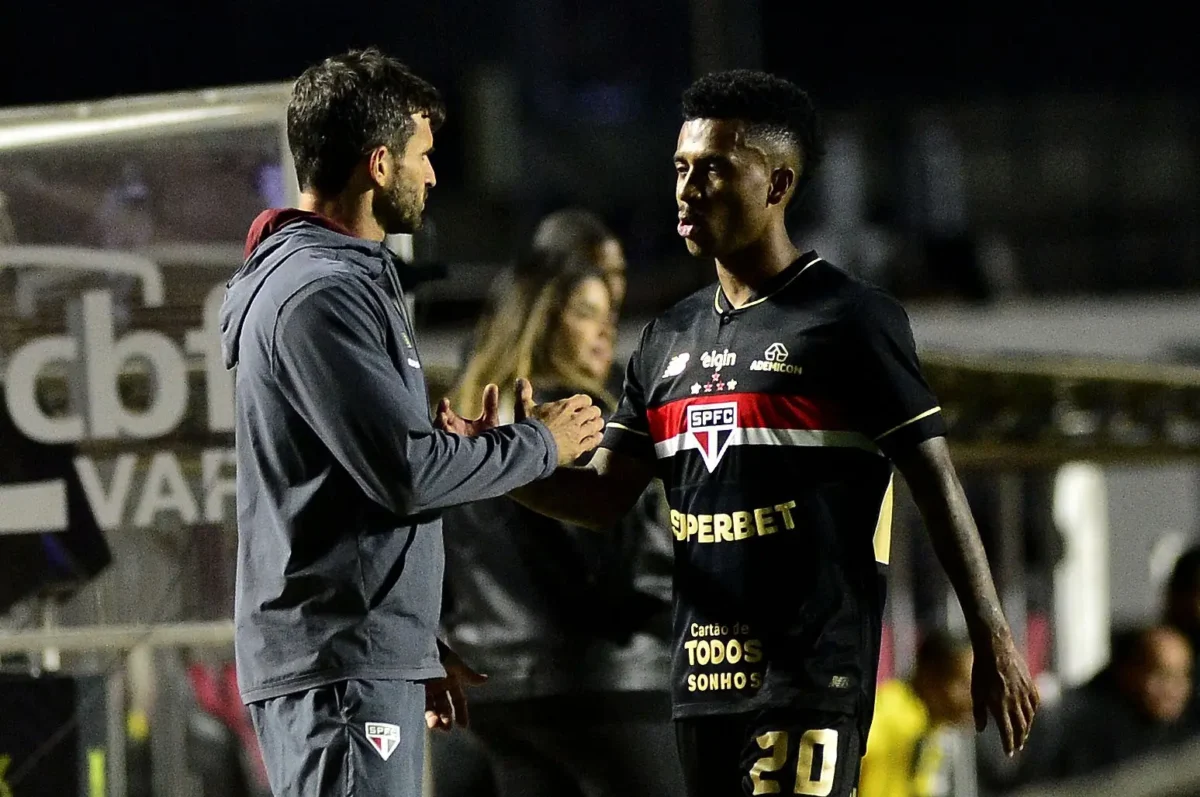 "Marcos Antônio Sente Dor na Coxa, Deixa São Paulo x Atlético-MG no Primeiro Tempo e Preocupa"