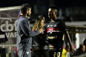 "Marcos Antônio Sente Dor na Coxa, Deixa São Paulo x Atlético-MG no Primeiro Tempo e Preocupa"