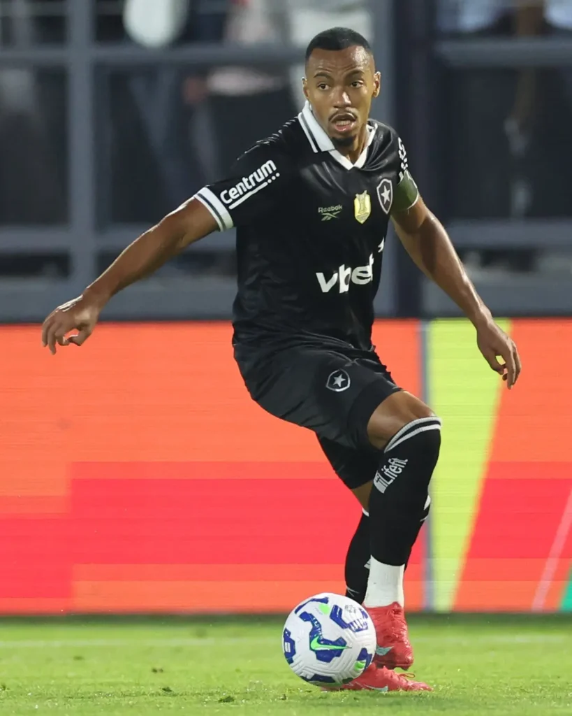 "Marlon Freitas retoma treinos com o Botafogo após superar protocolo de concussão"