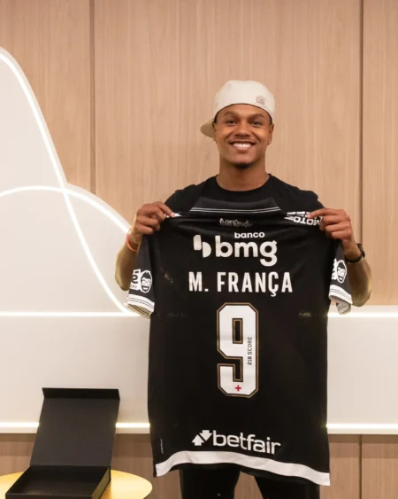 Matheus França chega no Rio para selar negociação com o Vasco: "Um gigante do futebol"