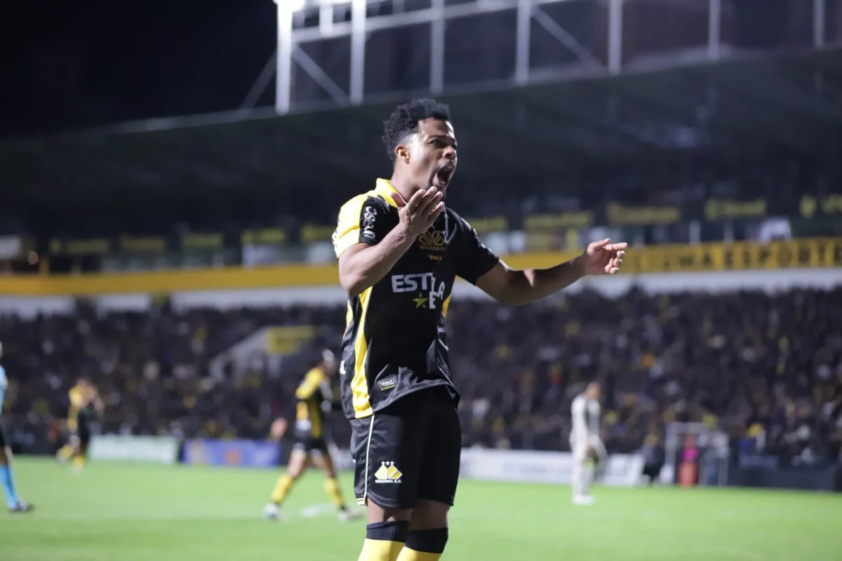 Matheus Trindade vira problema no Criciúma após pancada no joelho