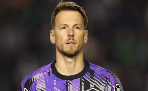 Neto é reabilitado como titular após sete meses em estreia vitoriosa pelo Botafogo