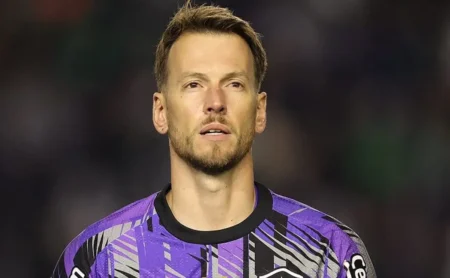 Neto é reabilitado como titular após sete meses em estreia vitoriosa pelo Botafogo