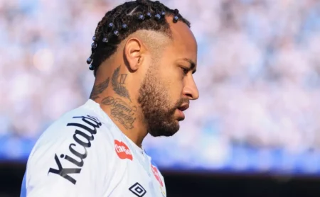 Neymar não treina no Santos novamente e sua condição física gera novas dúvidas.