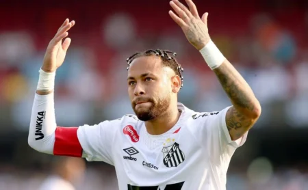 Neymar volta a treinar no campo e deverá ser o titular em Santos x Fluminense por decisão do técnico Vojvoda