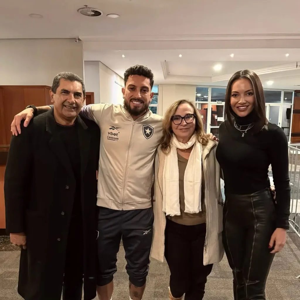 Nossa torcida da família, gol e volta ao estádio do início da carreira: a noite especial de Alex Telles pelo Botafogo