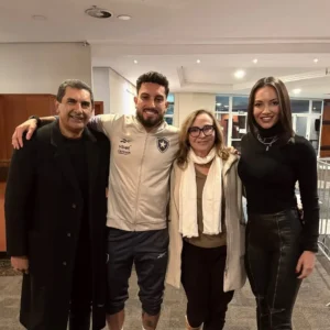Nossa torcida da família, gol e volta ao estádio do início da carreira: a noite especial de Alex Telles pelo Botafogo