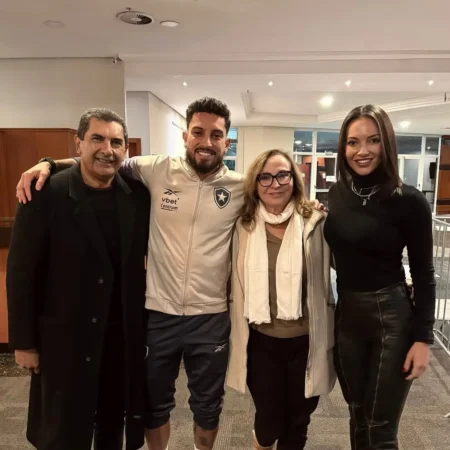 Nossa torcida da família, gol e volta ao estádio do início da carreira: a noite especial de Alex Telles pelo Botafogo