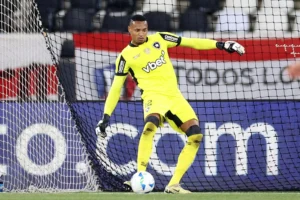 Nottingham Forest e West Ham fazem consultas por John, enquanto o Botafogo aguarda novas propostas