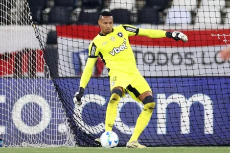 Nottingham Forest e West Ham fazem consultas por John, enquanto o Botafogo aguarda novas propostas