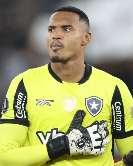 Nottingham Forest acerta a compra de John do Botafogo