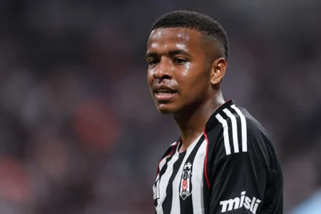 O Cruzeiro aguarda confirmação do Besiktas por Arroyo, plano prioritário do clube para fechar a janela transferencia.