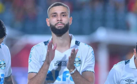 O jogador Wagner Leonardo desperta interesse de clubes do Oriente Médio e pode deixar o Grêmio