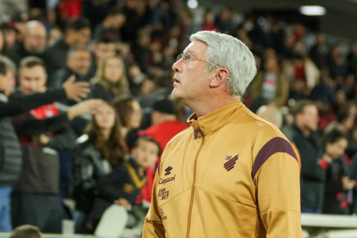 Odair vê cenário difícil do Athletico, mas refuta Z4: "Se falar em Série C, é mandado embora"