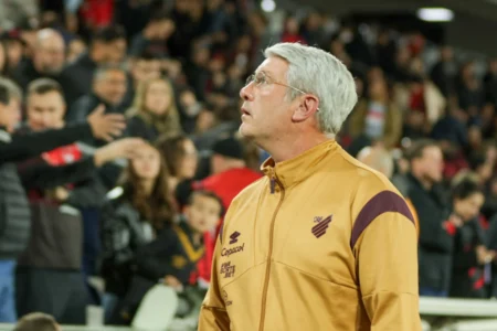 Odair vê cenário difícil do Athletico, mas refuta Z4: "Se falar em Série C, é mandado embora"