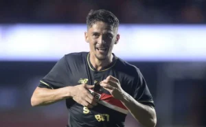 Pablo Maia cresce no São Paulo sob a orientação de Hernán Crespo.