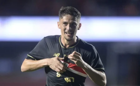 Pablo Maia cresce no São Paulo sob a orientação de Hernán Crespo.