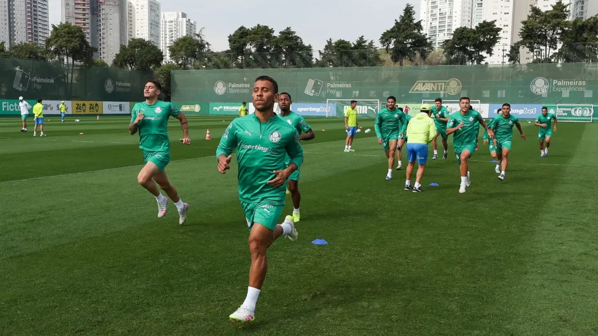"Palmeiras volta ao Brasil para discutir a saída de Marcos Rocha"