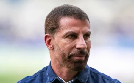 "Pedrinho não para em Brayan Grance e segue em direção a Santos Torrealba, do Zamora"