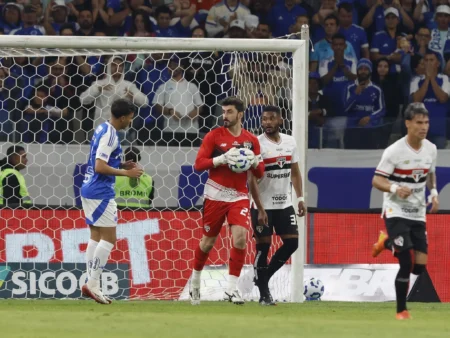 Rafael lamenta derrota do São Paulo e diz que empate era o mais justo.