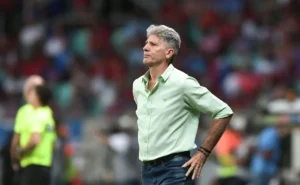 Renato Gaúcho Vive Situação Incômoda na Bahia x Fluminense e Torcida Registra Demora na Substituição