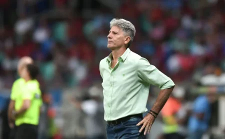 Renato Gaúcho Vive Situação Incômoda na Bahia x Fluminense e Torcida Registra Demora na Substituição