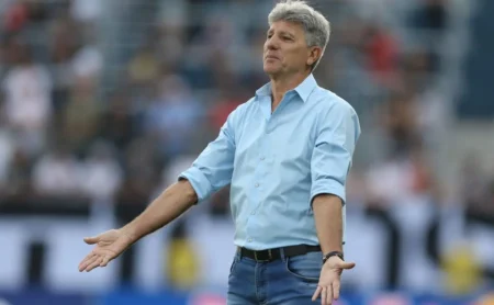 Renato Gaúcho admite que desistiu de colocar John Kennedy e Everaldo após o quarto gol do Bragantino