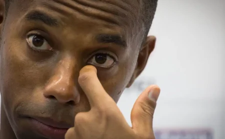 Robinho transforma-se em treinador dentro da prisão e é festejado por amigos e familiares de detentos