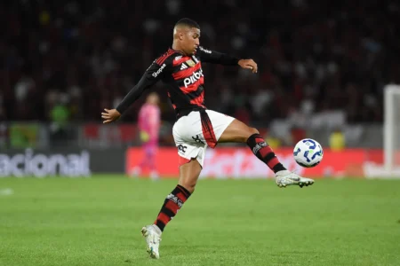 Samuel Lino deve ser titular e ganhar chance de ser dono do lado esquerdo do Flamengo.