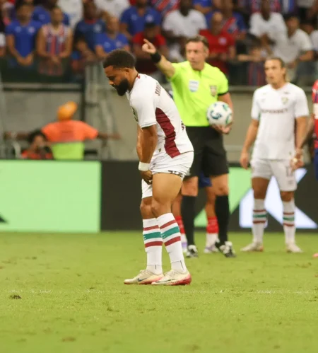 Samuel Xavier deixa o gramado com dor na coxa