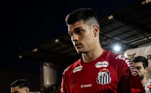 Santos aumenta salário de Gabriel Brazão após investida do Flamengo e mantém sua permanência