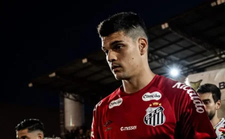 Santos aumenta salário de Gabriel Brazão após investida do Flamengo e mantém sua permanência