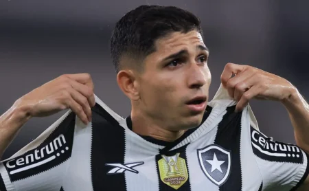 Savarino Bate o Martelo: Decisão de Permanecer no Botafogo