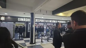 Silêncio e carro vandalizado: como fugiu Augusto Melo da presidência do Corinthians