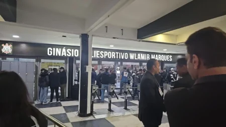 Silêncio e carro vandalizado: como fugiu Augusto Melo da presidência do Corinthians