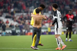 Súmula cita agressão de torcedor contra Hugo Souza em Athletico-PR x Corinthians: "Empurrão"