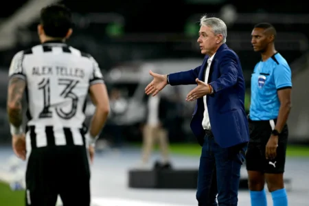 Tiago Nunes processa o Botafogo por não pagamento de acordo de demissão em 2024