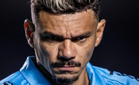 Tiquinho Soares vive drama no Santos após o retorno de Neymar