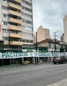 Torcedores do Palmeiras protestam com nova faixa: "A paz acabou"