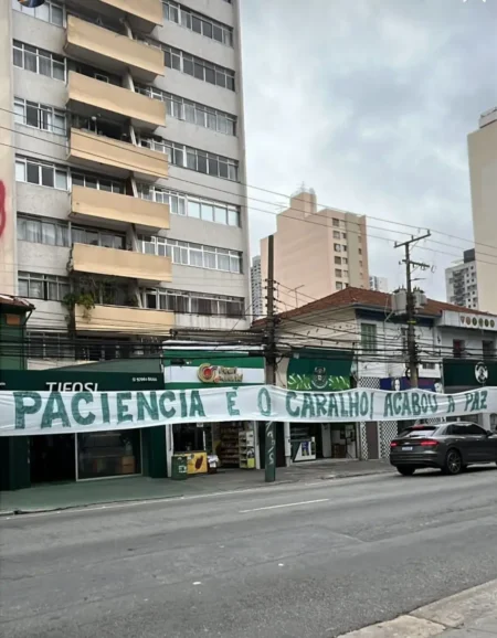 Torcedores do Palmeiras protestam com nova faixa: "A paz acabou"